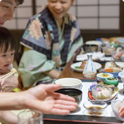 夕食を召し上がるお客様の写真